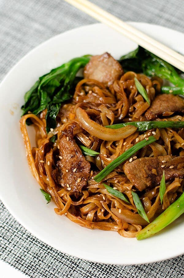 Beef Chow Fun with Chinese Broccoli (干炒牛河) | Omnivore's Cookbook