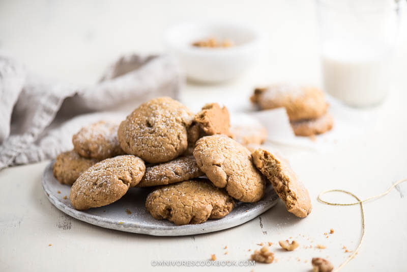These Chinese-style walnut cookies feature a crispy and crumbly texture and heavenly walnut aroma.