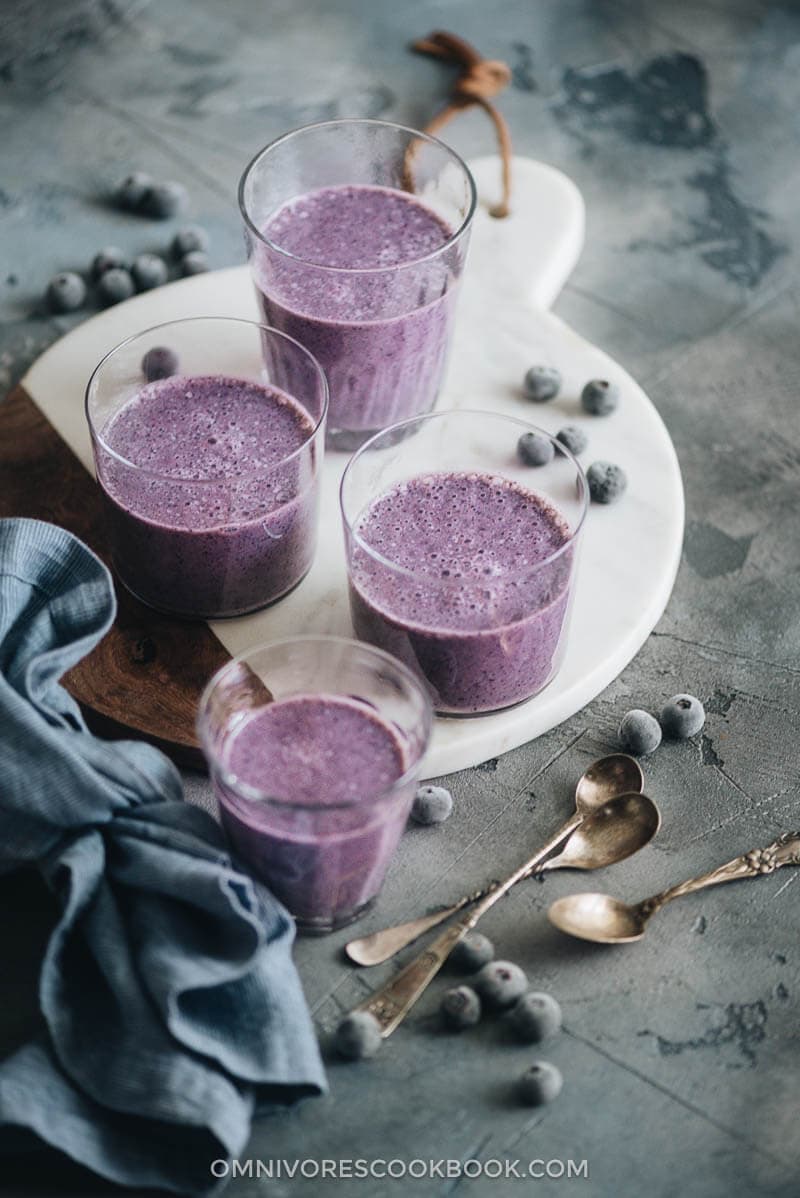 Blueberry banana smoothie contains lean protein and healthy carbs