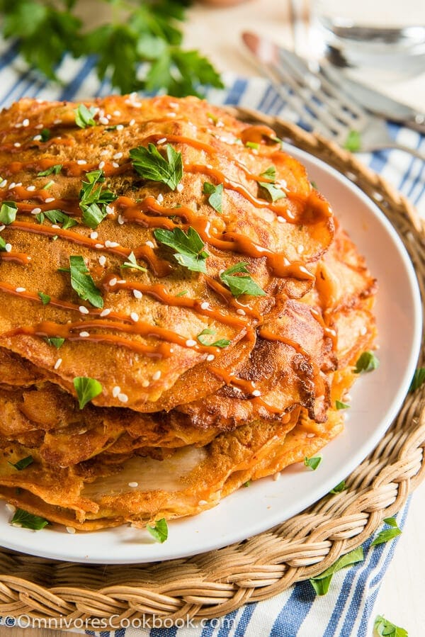 These cheesy kimchi pancakes require minimal prep and only 20 minutes to cook. They also provide a clever way of using up leftovers. Isn’t it a great lunch solution? | omnivorescookbook.com