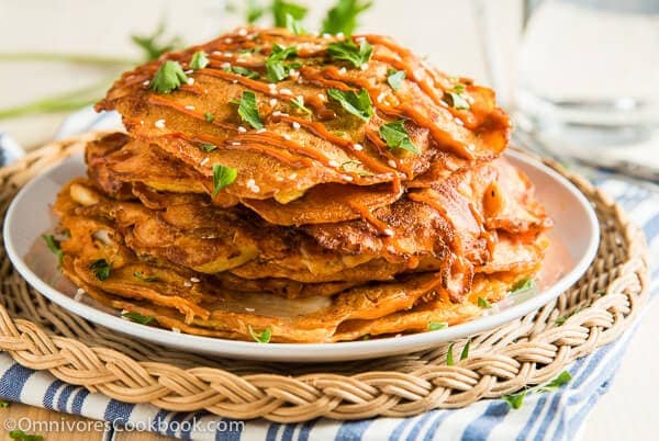 These cheesy kimchi pancakes require minimal prep and only 20 minutes to cook. They also provide a clever way of using up leftovers. Isn’t it a great lunch solution? | omnivorescookbook.com