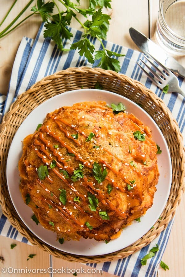 These cheesy kimchi pancakes require minimal prep and only 20 minutes to cook. They also provide a clever way of using up leftovers. Isn’t it a great lunch solution? | omnivorescookbook.com