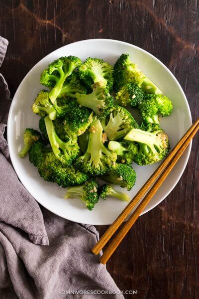 3-Ingredient Garlic Broccoli Stir Fry - Omnivore's Cookbook