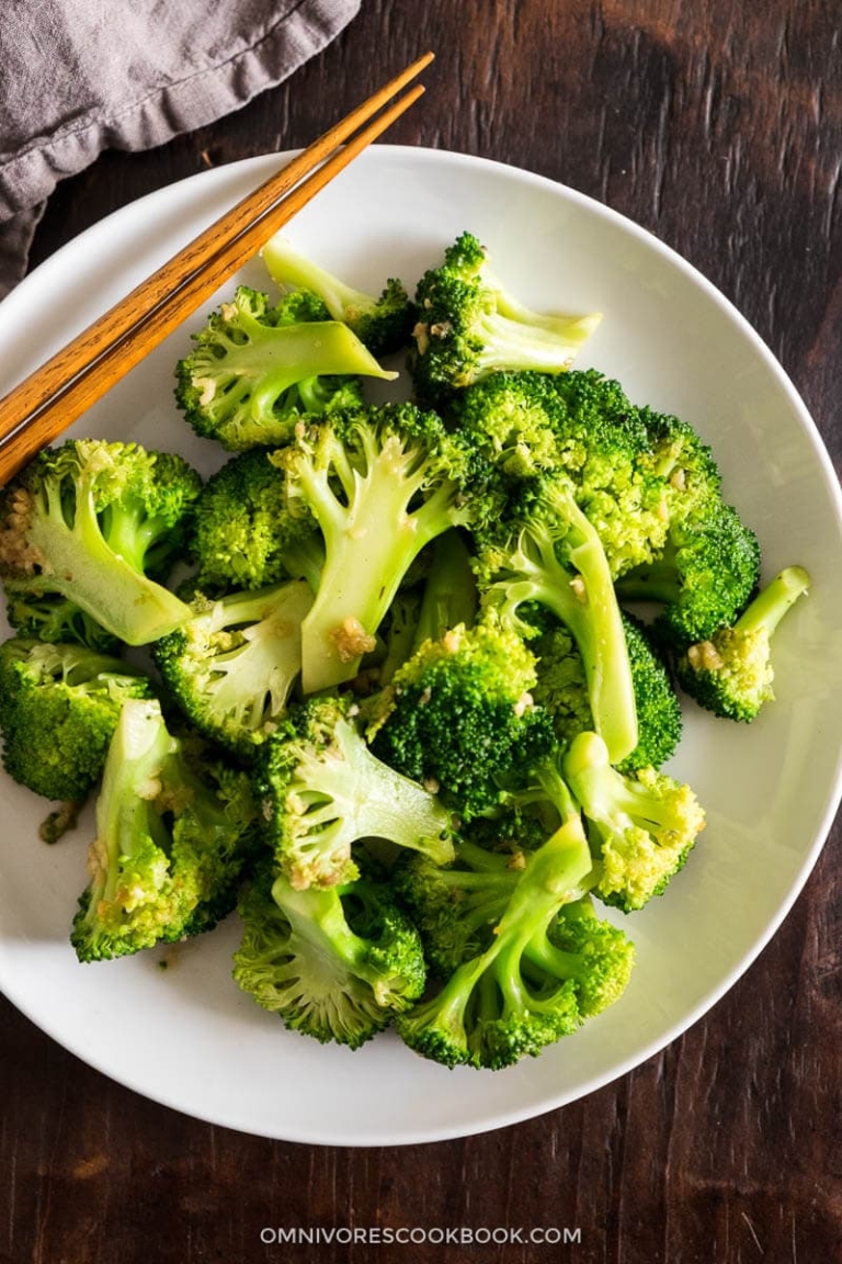 3-Ingredient Garlic Broccoli Stir Fry - Omnivore's Cookbook