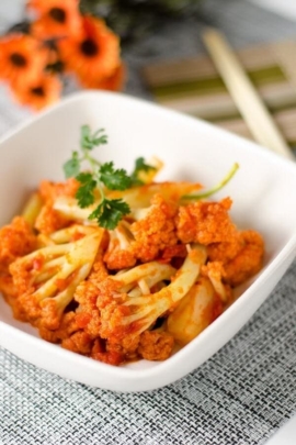 Stir Fried Cauliflower with Tomato Sauce | Omnivore's Cookbook