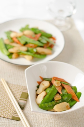 Stir-Fried Snow Peas and Water Chestnuts | Omnivore's Cookbook