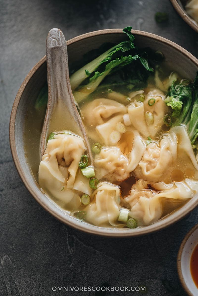 Authentic wonton soup (Chinese restaurant-style)