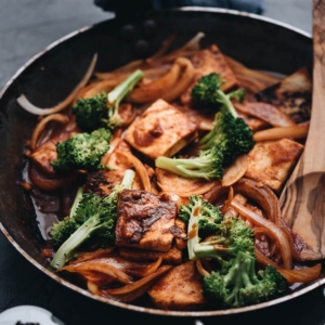 Sweet and Sour Tofu - A favorite Chinese dish with a meatless twist that gives you the contrast of sweet and sour for a healthy meal any night of the week. {Vegetarian, Vegan, Gluten-free}