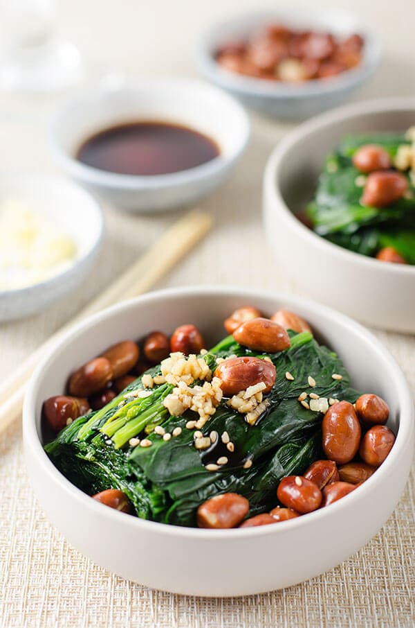 Chinese Spinach and Peanut Salad | omnivorescookbook.com