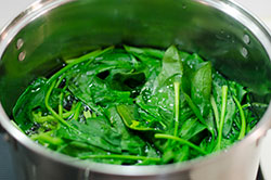 Chinese Spinach and Peanut Salad Cooking Process | omnivorescookbook.com