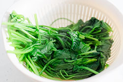 Chinese Spinach and Peanut Salad Cooking Process | omnivorescookbook.com