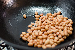 Chinese Spinach and Peanut Salad Cooking Process | omnivorescookbook.com