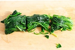 Chinese Spinach and Peanut Salad Cooking Process | omnivorescookbook.com