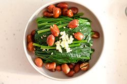 Chinese Spinach and Peanut Salad Cooking Process | omnivorescookbook.com