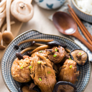 Braised Chicken with Mushroom (小鸡炖蘑菇) | omnivorescookbook.com