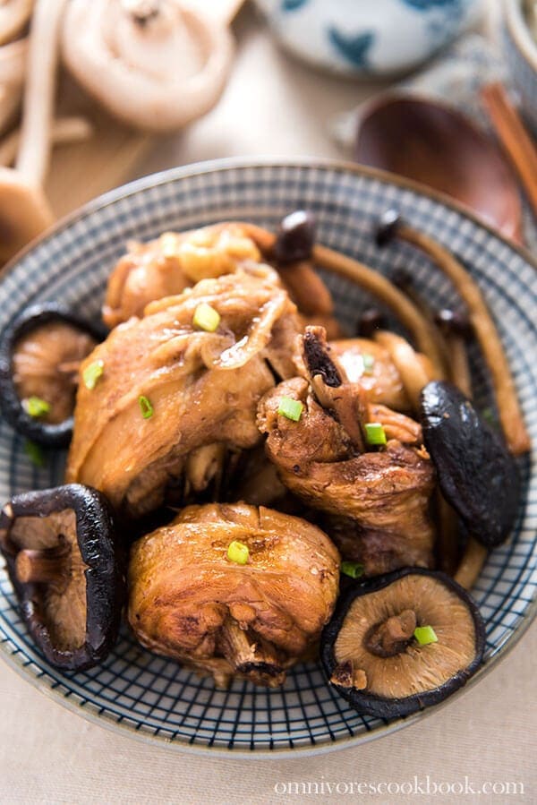 Braised Chicken with Mushroom (小鸡炖蘑菇) | omnivorescookbook.com