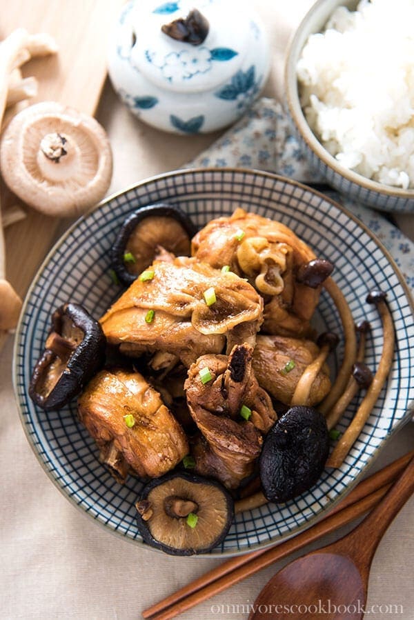 Braised Chicken with Mushroom (小鸡炖蘑菇) - 20 Chinese Recipes You Need to Try Out in 2015 | omnivorescookbook.com