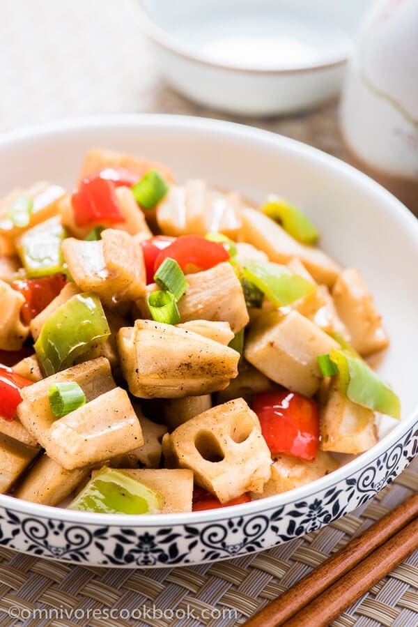 Stir Fried Lotus Root with Pepper | omnivorescookbook.com