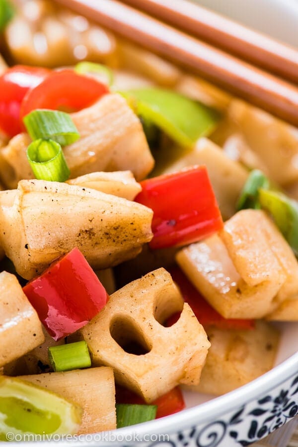 Stir Fried Lotus Root with Pepper | omnivorescookbook.com