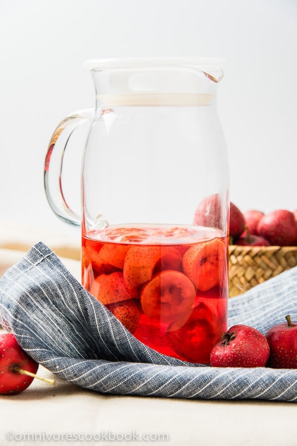 Succo di bacche di biancospino - un trattamento sano e delizioso in inverno. Il succo è così ricco, dolce e fruttato nel sapore | omnivorescookbook.com