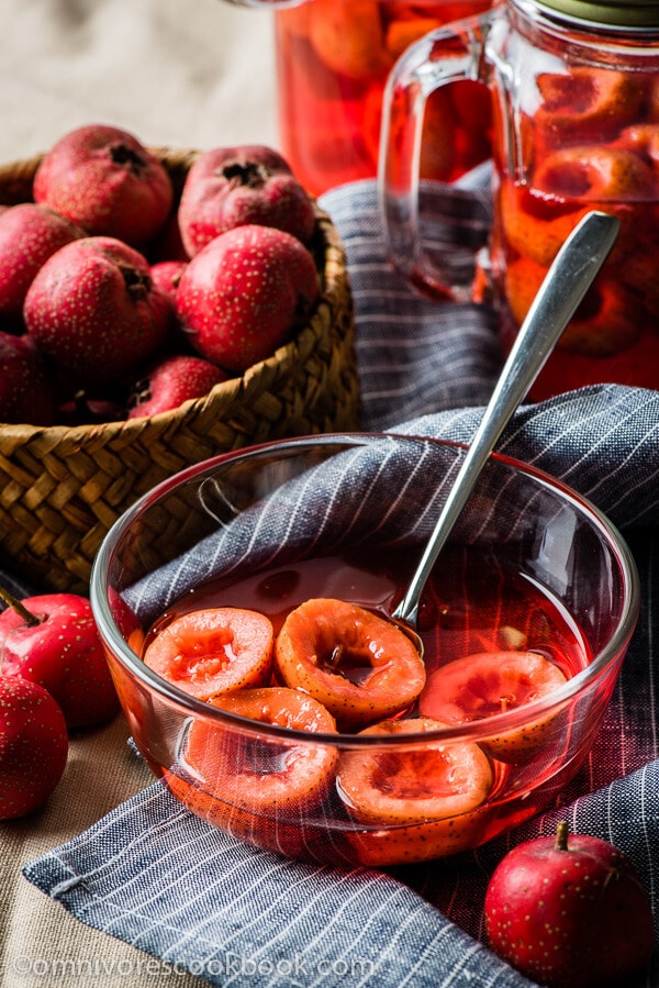  Hawthorn Berry Juice-en sunn og deilig godbit om vinteren. Saften er så rik, søt og fruktig i smak | omnivorescookbook.com