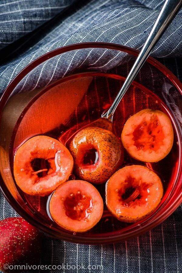 Hawthorn Berry Juice-en hälsosam och läcker behandling på vintern. Juicen är så rik, söt och fruktig i smak | omnivorescookbook.com