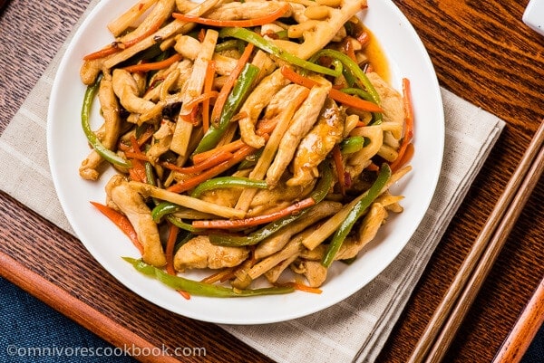 The chicken is quickly cooked with colorful veggies in a pungent sweet and sour garlic sauce. A quick, healthy and comforting dish that only requires 30 minutes to get ready! | omnivorescookbook.com