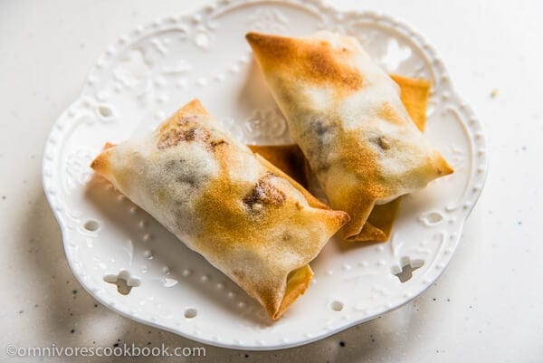 Baked Samosa - the moist and rich lamb onion filling is wrapped in a crispy crust. A great appetizer or party snack | omnivorescookbook.com