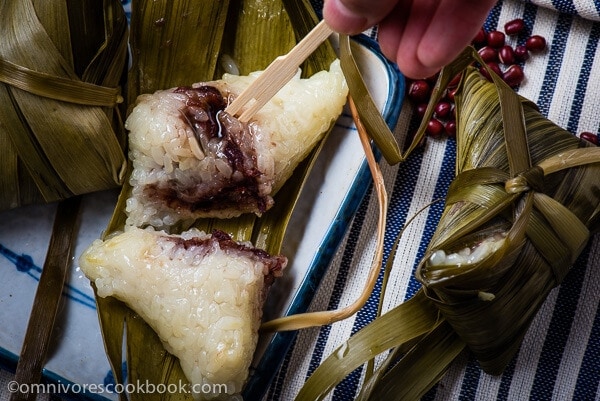 Zongzi with Red Bean Paste (Sticky Rice Dumplings) | omnivorescookbook.com