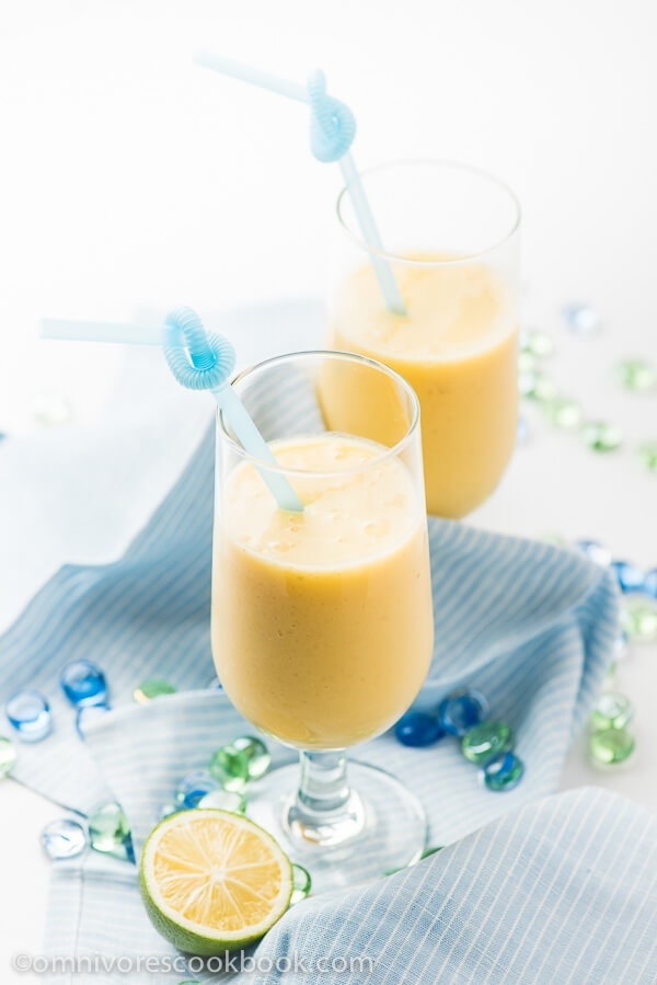  Smoothie à la banane et à la noix de coco et à la mangue - Une boisson estivale rapide et délicieuse qui ne nécessite que trois ingrédients! / livre de livres omnivores