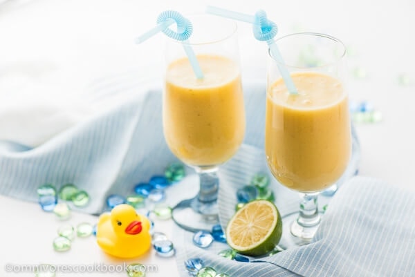  Banana Coconut Mango Smoothie - szybki i pyszny letni napój, który wymaga tylko trzech składników! / omnivorescookbook