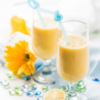 Banana Coconut Mango Smoothie - gyors és finom nyári ital, amely csak három összetevőt igényel! / omnivorescookbook