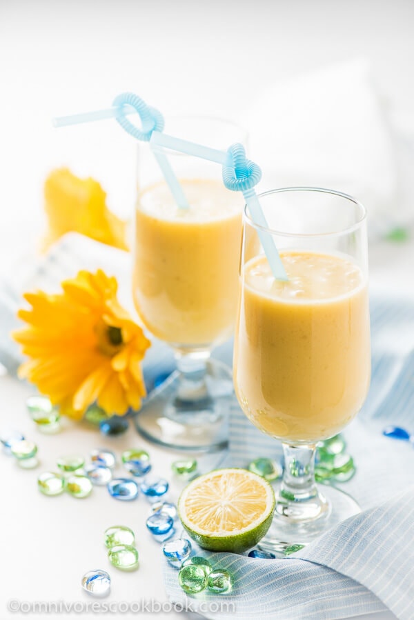 Banana Coconut Mango Smoothie-een snelle en heerlijke zomerdrank die slechts drie ingrediënten vereist! | omnivorescookbook