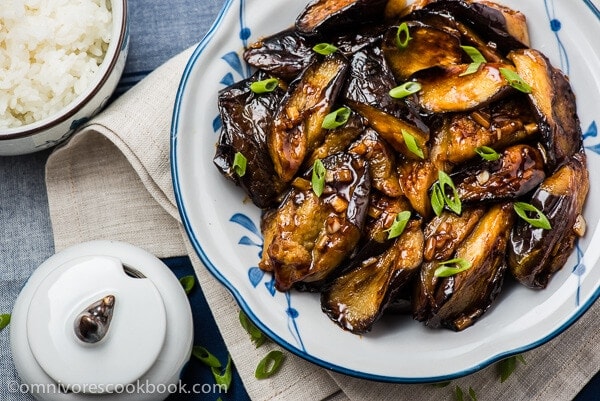 Chinese Eggplant with Garlic Sauce (vegan) - Cook crispy and flavorful eggplant with the minimum oil and effort | omnivorescookbook.com