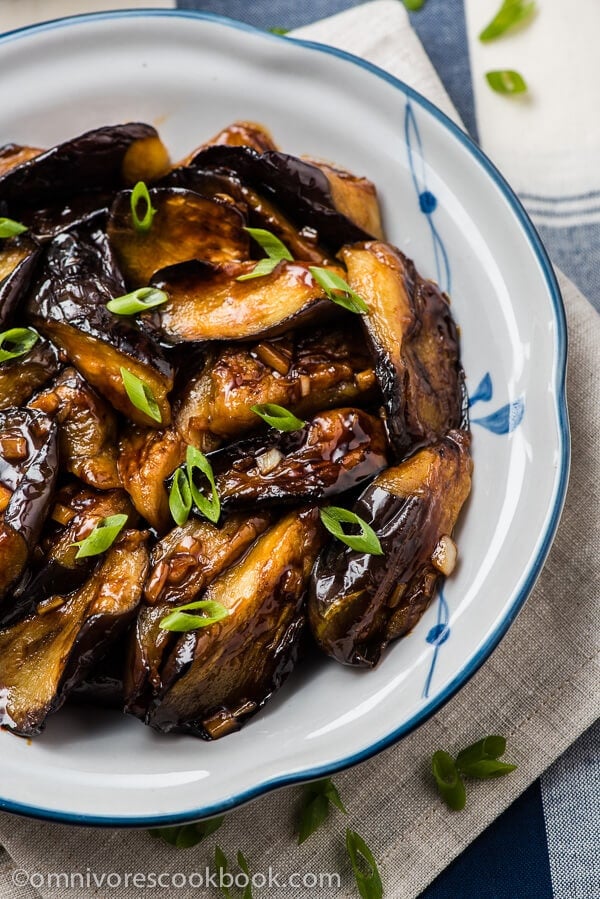 Chinese Eggplant with Garlic Sauce (vegan) - Cook crispy and flavorful eggplant with the minimum oil and effort | omnivorescookbook.com
