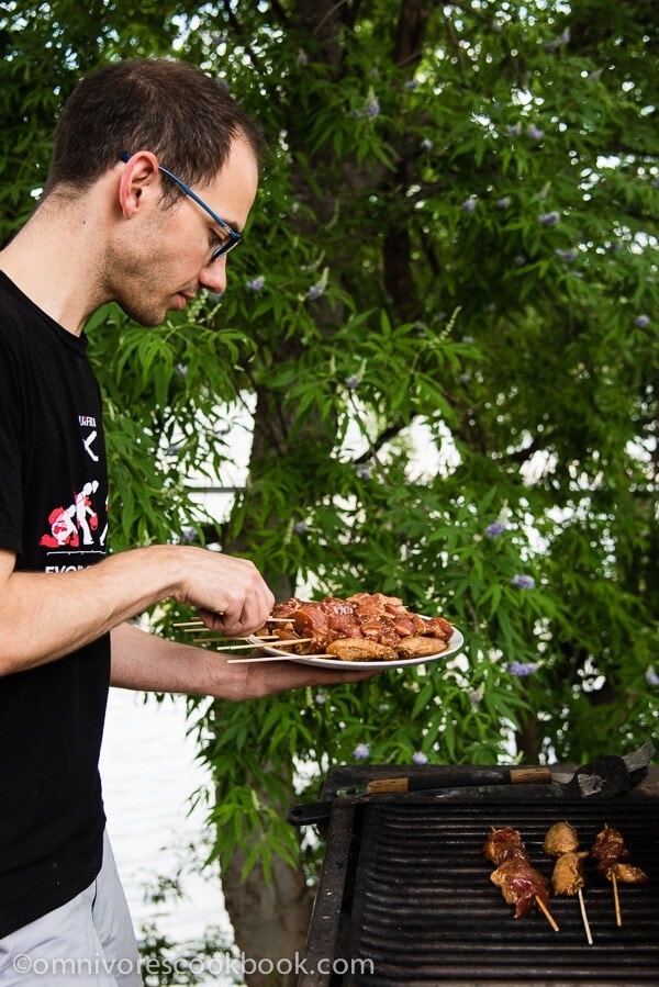 Cha Siu kebab (Chinese BBQ) - Chinese BBQ + smokiness from charcoal = perfection. The recipe includes ways to cook chicken and pork. You can choose to make kebabs or use bigger cuts of meat. | omnivorescookbook.com