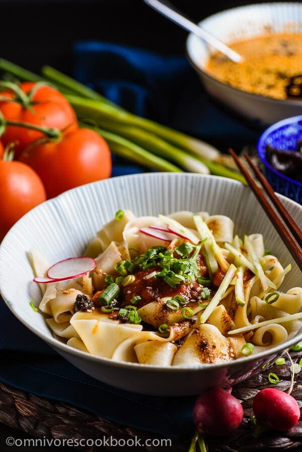 Fideos Biang Biang - Con una cucharada de sabrosa salsa de soja sazonada y salsa picante fresca y con sabor a nuez, los gruesos y carnosos fideos hechos a mano le llevarán al orgasmo alimentario! ¡| omnivorescookbook.com