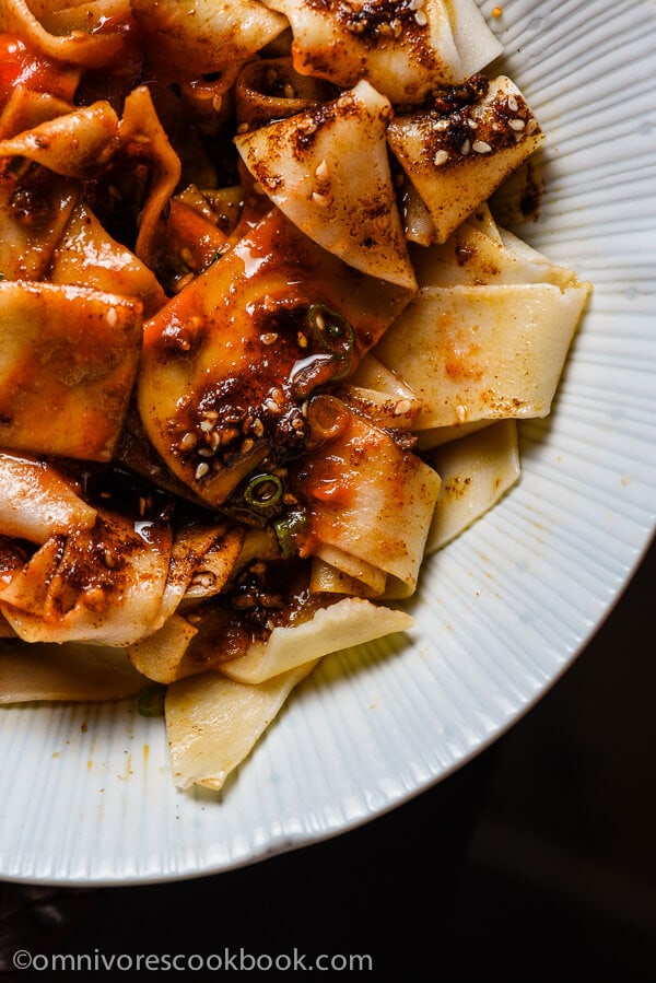 Fideos Biang Biang - Con una cucharada de sabrosa salsa de soja sazonada y una fresca salsa picante de nueces, los gruesos y carnosos fideos hechos a mano te llevarán al foodgasm! ¡| omnivorescookbook.com