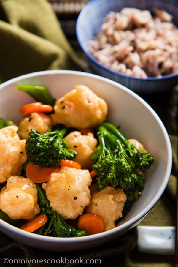 Lemon Shrimp Balls - Super springy and flavorful shrimp balls served with a delightful lemon sauce! Can be served as a main dish or as a cold salad. | omnivorescookbook.com