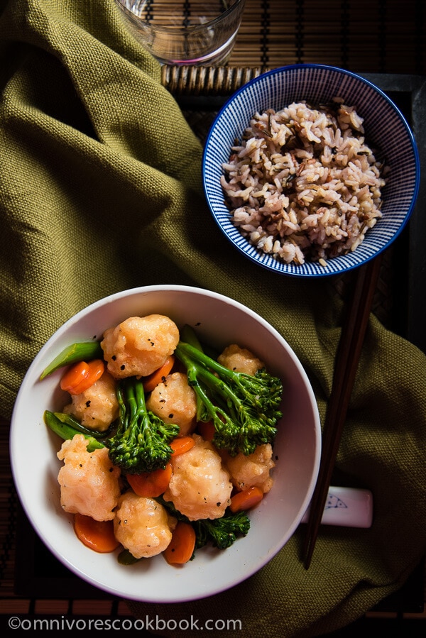 Lemon Shrimp Balls - Super springy and flavorful shrimp balls served with a delightful lemon sauce! Can be served as a main dish or as a cold salad. | omnivorescookbook.com