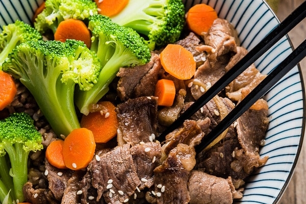 Beef Rice Bowl - Yoshinoya Copycat (肥牛饭) - A delicious and comforting one-dish meal that is easy to cook. Learn the secret sauce and cook the best braised beef - it’s even better than takeout! | omnivorescookbook.com