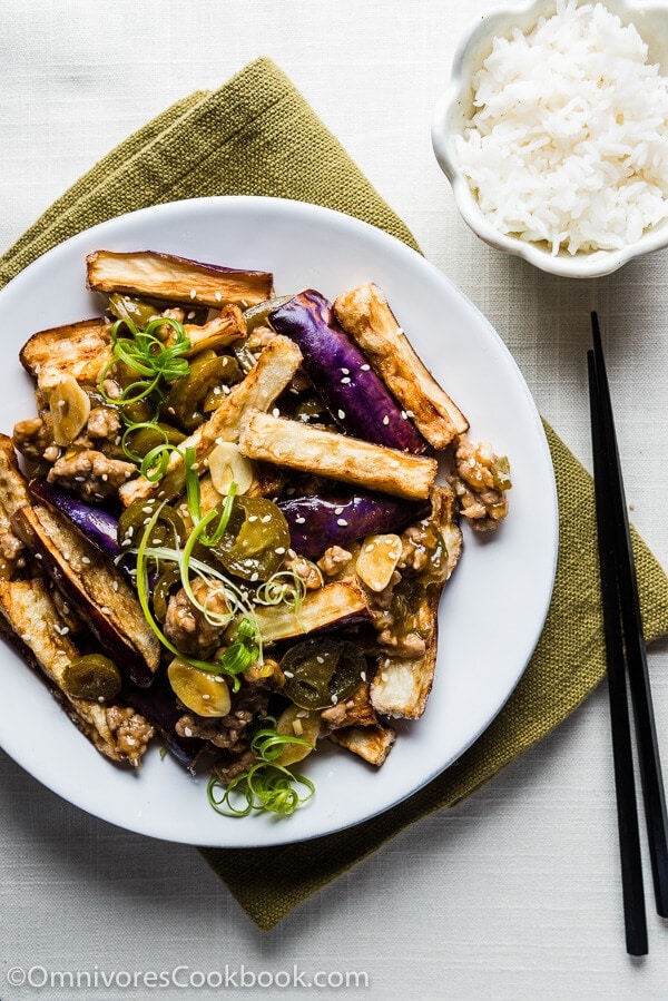 Crispy Eggplant with Szechuan Meat Sauce (鱼香茄子) - Truly crispy eggplant served with an appetizing and pungent sour-spicy sauce | omnivorescookbook.com