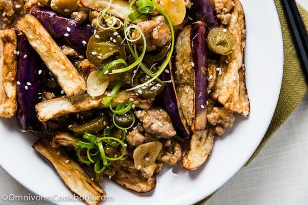 Crispy Eggplant with Szechuan Meat Sauce (鱼香茄子) - Truly crispy eggplant served with an appetizing and pungent sour-spicy sauce | omnivorescookbook.com