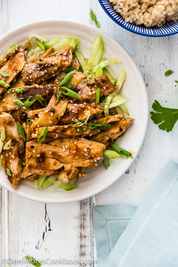 Poulet du Sichuan à la sauce épicée au sésame (怪味鸡) - Il est servi avec une sauce engourdie, épicée et aux noix qui est addictivement savoureuse. Cela peut sembler simple, mais cela vous époustouflera d'une seule bouchée. | omnivorescookbook.com