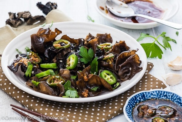 Wood Ear Mushroom Salad (凉拌木耳) - A simple and refreshing appetizer served with a savory sauce. | omnivorescookbook.com
