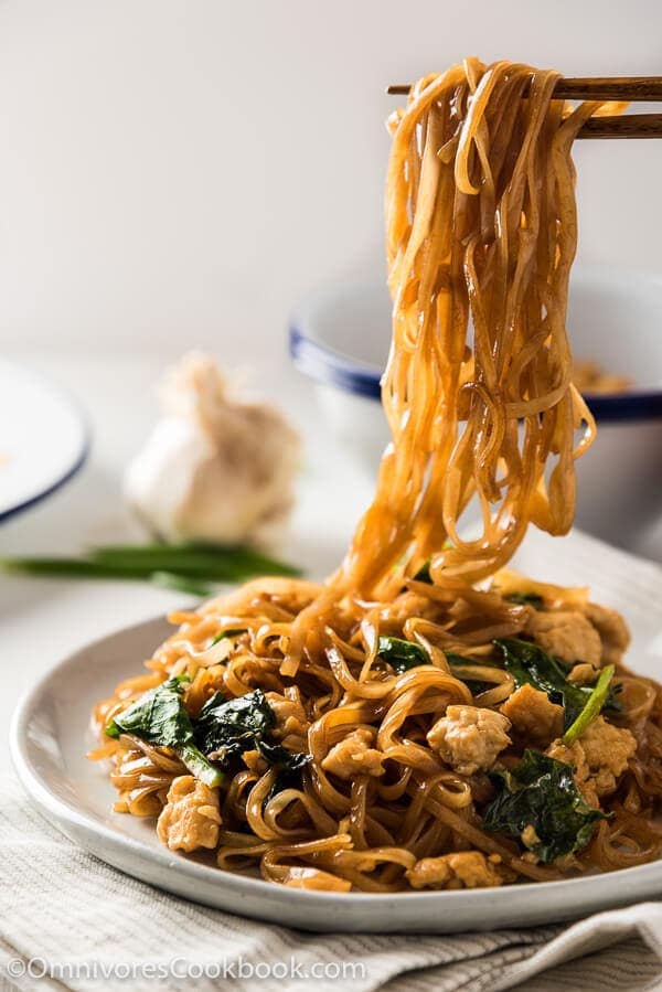 15-Minute Fried Noodles - A perfect way to create a hearty, quick, and healthy one-dish meal. This recipe introduces an optimized workflow and numerous tips for creating a great noodle dish with minimal effort | omnivorescookbook.com