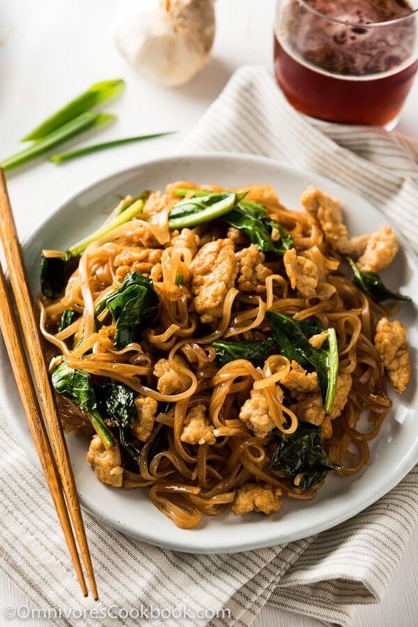 15-Minute Fried Noodles - A perfect way to create a hearty, quick, and healthy one-dish meal. This recipe introduces an optimized workflow and numerous tips for creating a great noodle dish with minimal effort | omnivorescookbook.com