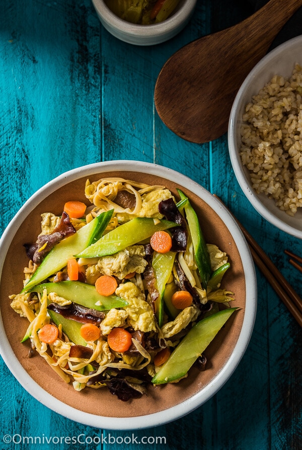 Moo Shu Vegetables - A quick and delicious dish that you can serve as a side or enjoy as a main | omnivorescookbook.com