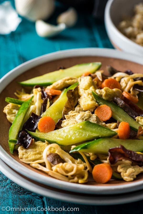 Moo Shu Vegetables - A quick and delicious dish that you can serve as a side or enjoy as a main | omnivorescookbook.com