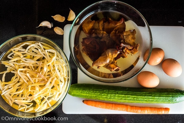 Moo Shu Vegetables - A quick and delicious dish that you can serve as a side or enjoy as a main | omnivorescookbook.com